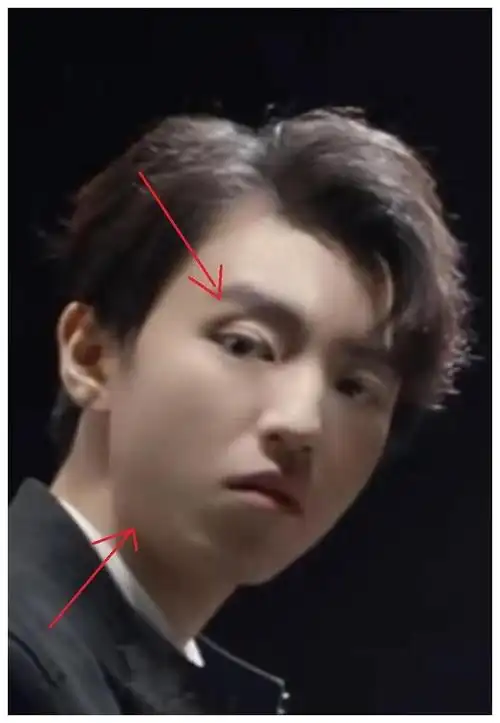 从照片中可以看出,王俊凯的脸部看着与往日俊美的样子有些不同,看上去