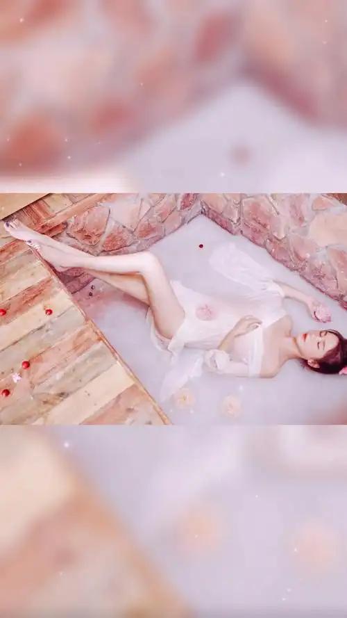 邱意浓身穿白色睡衣展现香肩大长腿这身材是格外让人羡慕了