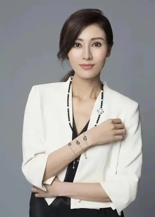 李嘉欣是香港演艺界的标志性人物,一向以端庄典雅的姿态出现在大众