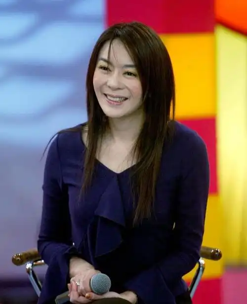 刘德华前女友穿一身红色长裙依旧甜美优雅全身散发强大魅力