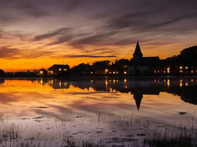 英国的小镇风光,房子,灯光,夕阳,湖水反射 壁纸 - 1024x768