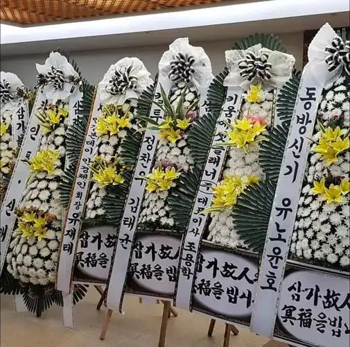 随后,sm公司就已经把雪莉的灵堂布置起来了.