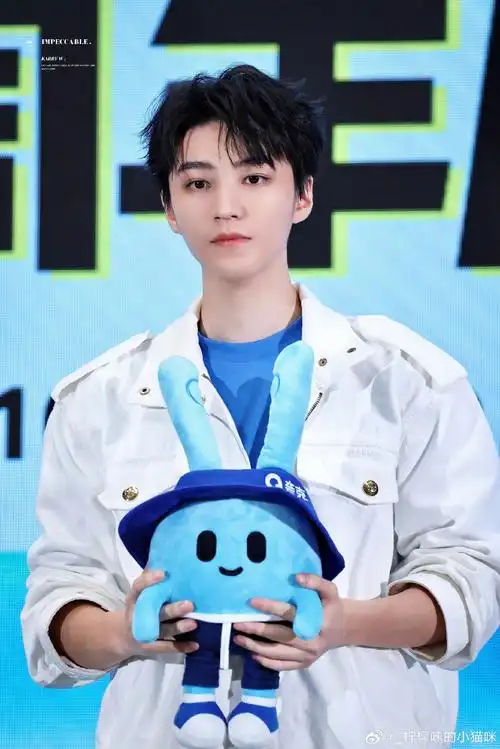 夸克app夸克app工作室:王俊凯karrywang工作室7515图〈站子〉暗星