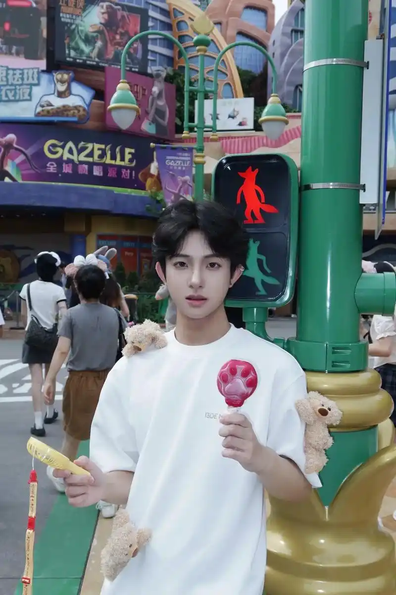 没有更新是因为在迪士尼快乐生活#清纯男高 #小奶狗男友 #男 - 抖音