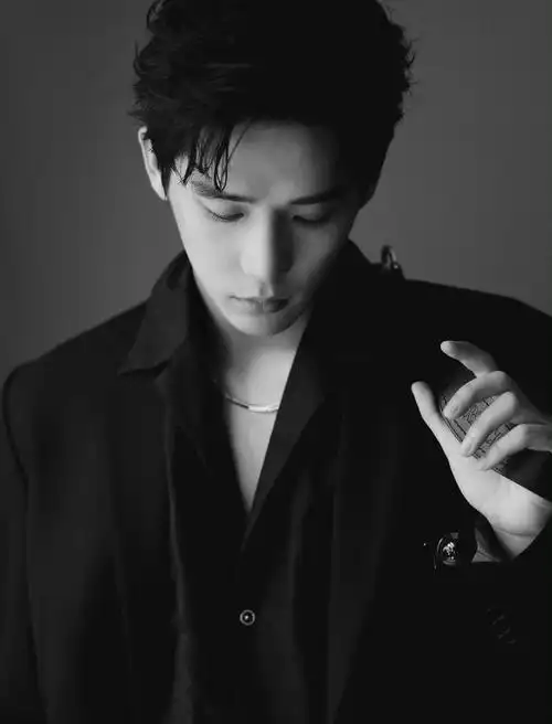 王安宇现身versace活动时尚西装外套优雅矜贵展现多样性魅力