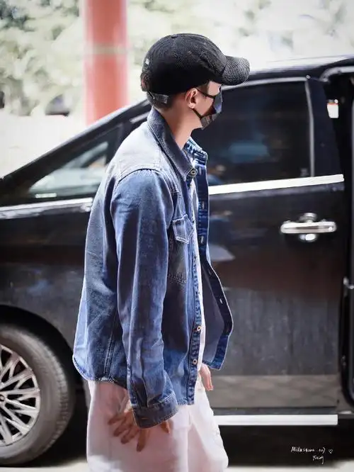 张艺兴海口机场照