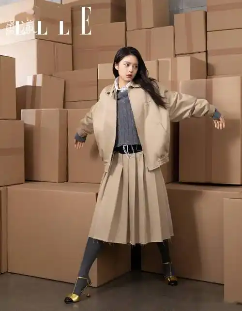 赵今麦摩登色彩封面大片释出着灰色亮片斜肩上衣灵动可人