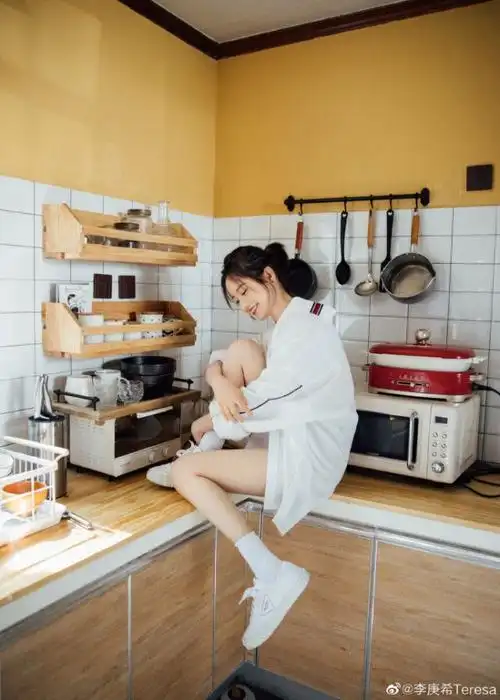 李庚希清新穿搭绽放女神魅力,纤细长腿抢镜,脚踩厨台引争议