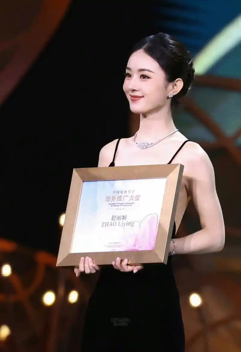 赵丽颖中国电视节目海外推广大使# 在白玉兰颁奖盛典上,赵丽颖和兰蜒