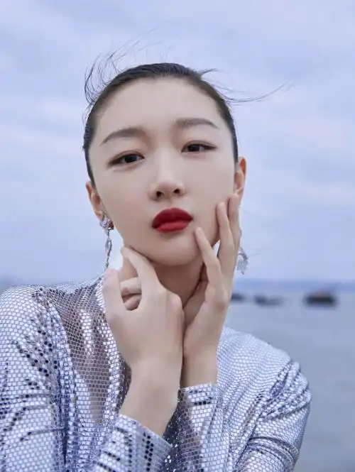 2021年,周冬雨携手徐凯,张嘉倪等众多大牌演员打造的古装大戏《千古玦