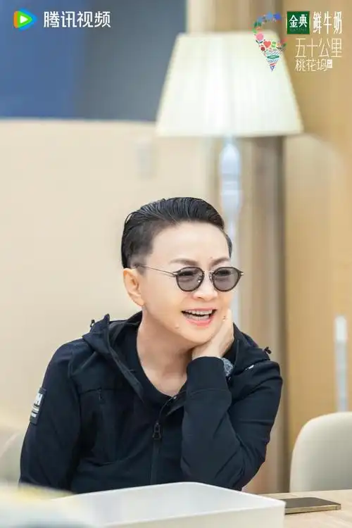 这次集合人数不多,有正在赶来的路上的,也有请假中的,最令宋丹丹郁闷