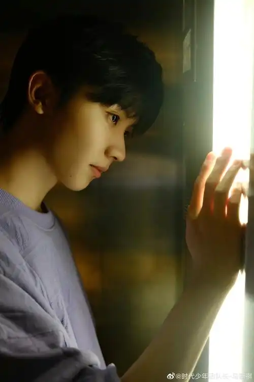 马嘉祺晒九宫格营业图 紫色毛衣出镜,森系氛围感拉满 侧颜好绝啊