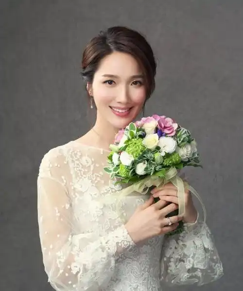 李亚男穿宽松裙子亮相,小腹隆起明显,网友:这才是怀孕该有的样