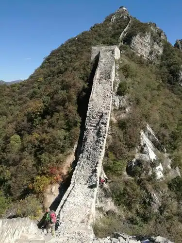 攀登险峻的箭扣长城!