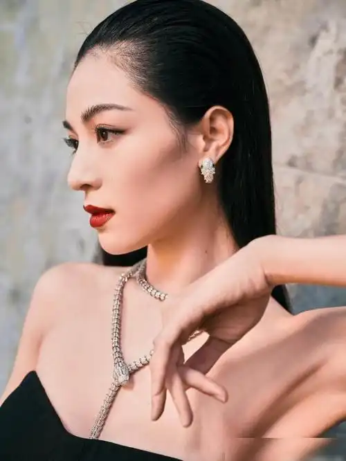 钟楚曦身穿纯黑色极简风抹胸长裙让她再次美出了新高度