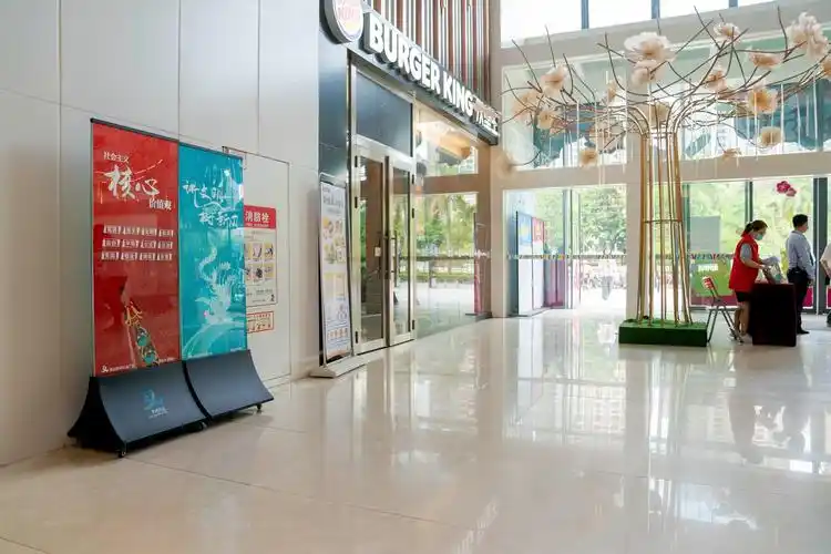 顺盈时代广场在各出入口明显位置设有公益广告.