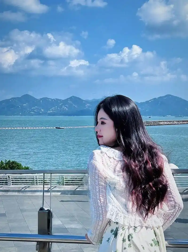 一起看海 #分享照片 蓝天和大海98真是天造地设的一对可人 - 抖音