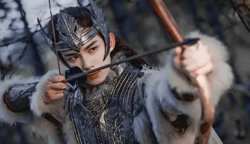 吴磊的帅气确实有些许"奇怪",这很可能源于他的薄嘴唇,以及他那较短的