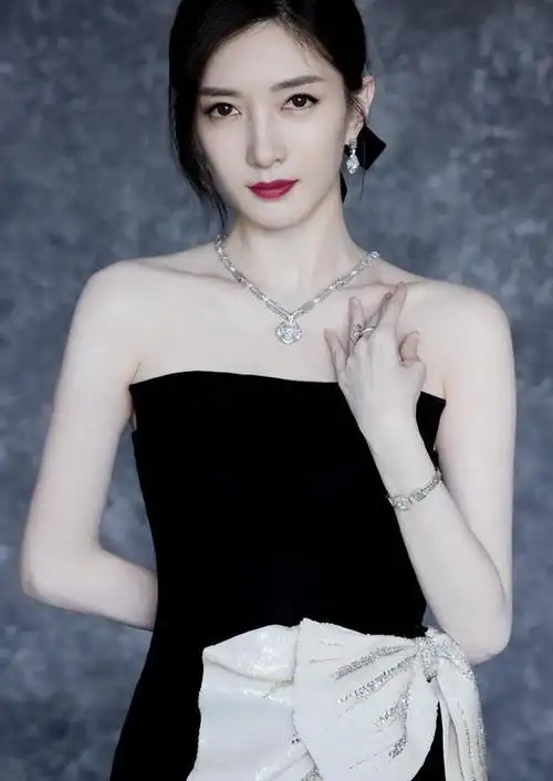 江疏影美裙来袭,一袭性感抹胸礼服,风姿绰约,媚眼迷人