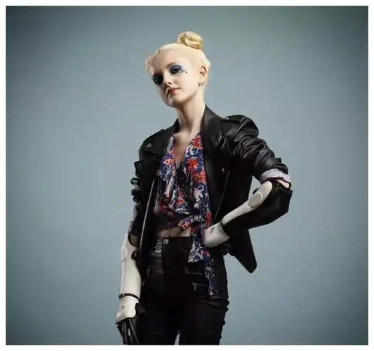 15个月大被截去双臂,13岁成美妆博主,网友:不惧命运的人太酷了