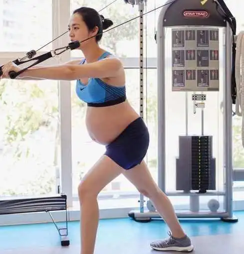 谢娜为孩子胖成球, 网友: 终于看到谢娜的大肚子, 真是不容易!