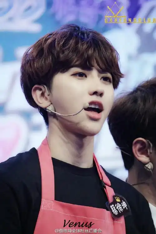 咋这么可爱啊 还嘟嘴 委屈巴巴的#蔡徐坤#|#蔡徐坤范思哲全球品牌代言