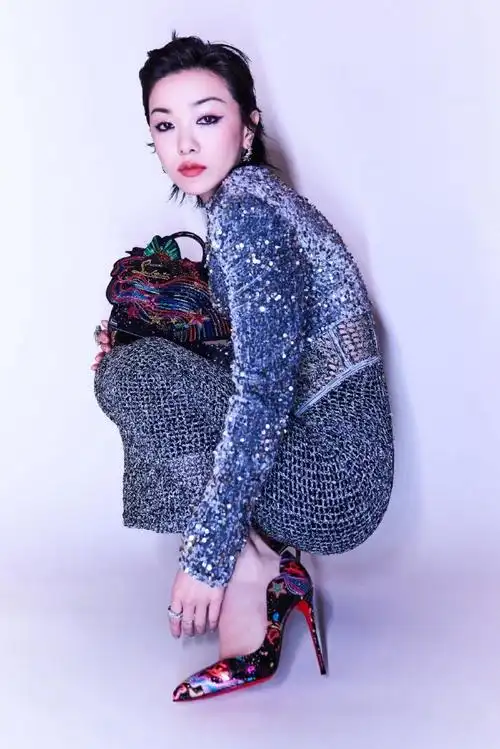 郭采洁"开年的首个派对之夜"96,受邀参加旗舰店开幕式台下一身贴花