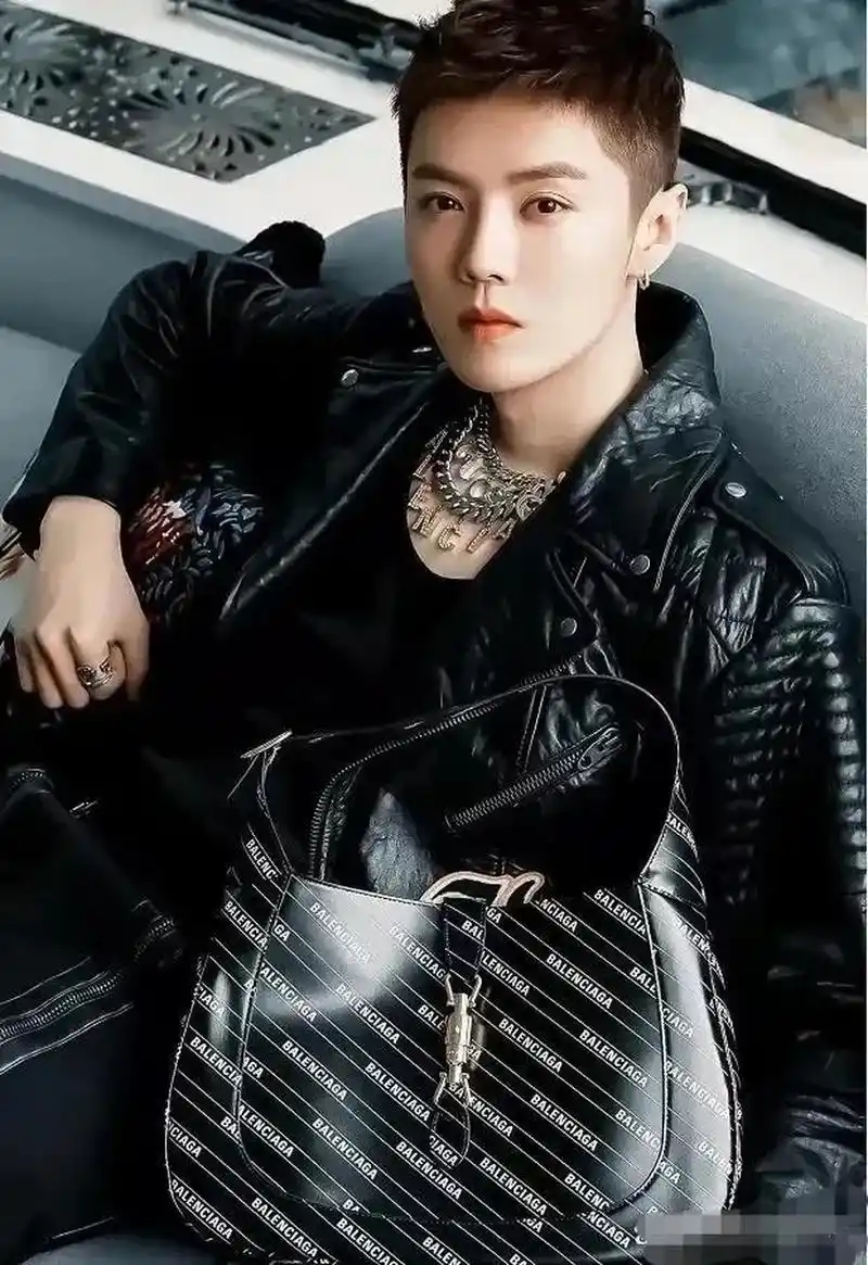 鹿晗换了个头型还是挺好的!皮衣配短发!看着小伙子挺好看,干干净净!