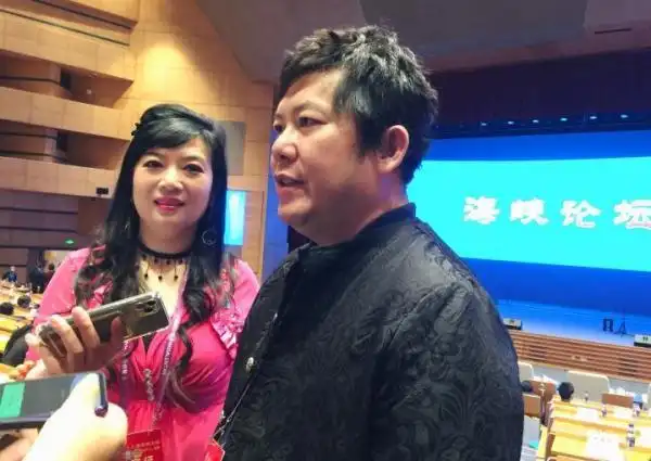 熊天平(右)和杨洋夫妻在海峡论坛上接受采访.新华社记者 许雪毅 摄