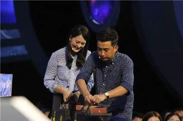 台上她是"情感导师",台下却是"情感失败者",观众:真扯蛋_黄澜