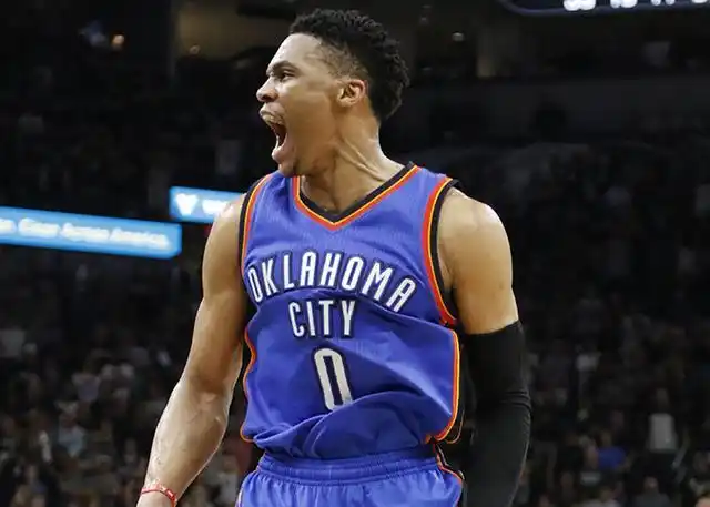 一个回合抢3个前场板,威少太横了!