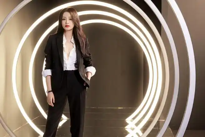 孙怡超a黑色西装造型##孙怡超飒职场大片