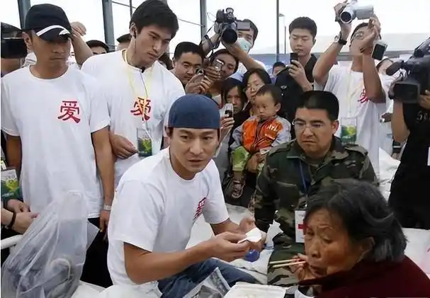 刘德华为慈善捐款竟当场胸口碎大石!刘德华为了慈善捐款能有多拼?
