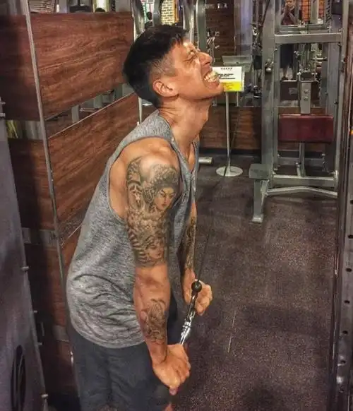 这个余文乐和彭于晏背后的男人荷尔蒙指数可不比他俩低