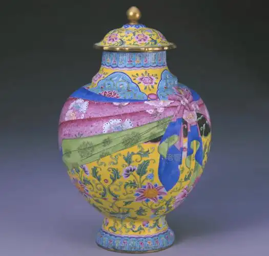 香港苏富比拍卖两个亿包袱瓶