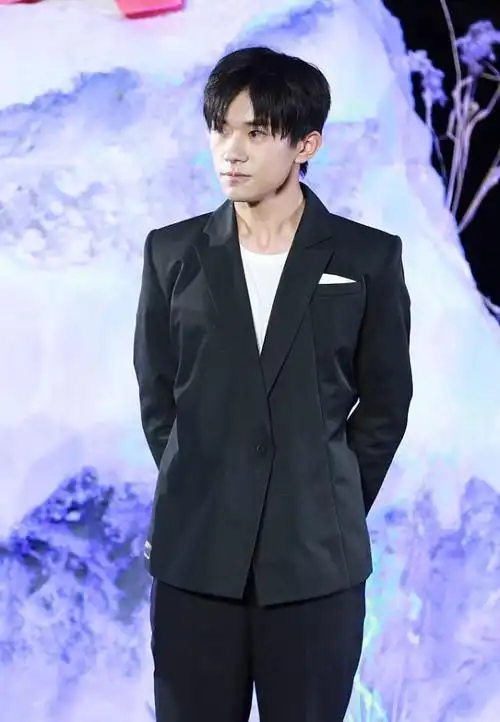 易烊千玺真有爷们儿样穿西装配t恤挺硬朗气质真成熟不少