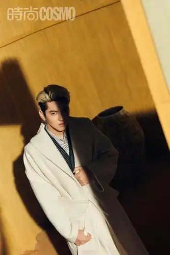 吴亦凡《时尚cosmo》7月刊内页大片分享 是精致到指甲盖的男人