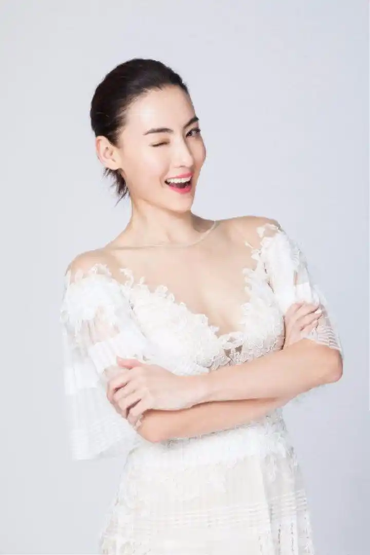 张柏芝产后写真,年纪近40岁的她依旧年轻,穿着白色纱裙美若天仙