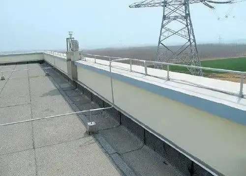 装设不大于20m20m或24m16m的网格作为防雷接闪器利用屋顶避雷带作防雷