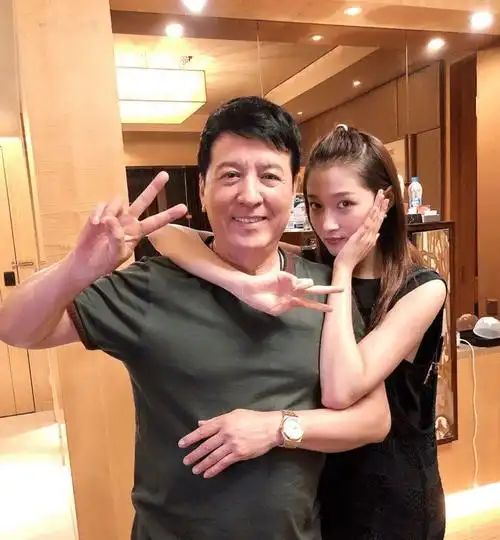 "四小花旦"关晓彤的高调爱情,与她生命中的2个男人_母亲_孩子_因为