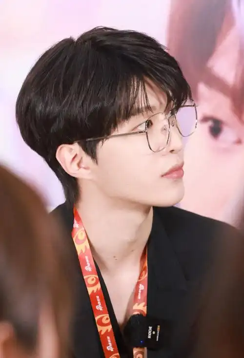 范丞丞扫楼穿真空西装##范丞丞曾少年##范丞丞杨澄