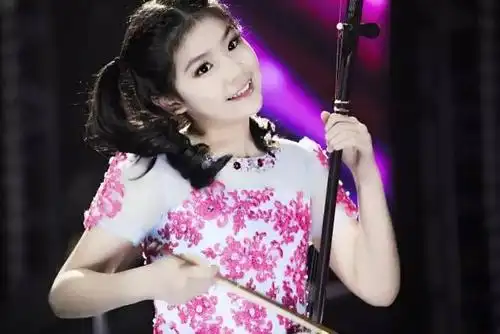 视频元气少女二胡演绎动漫热单千本樱陈军女儿陈依妙演奏