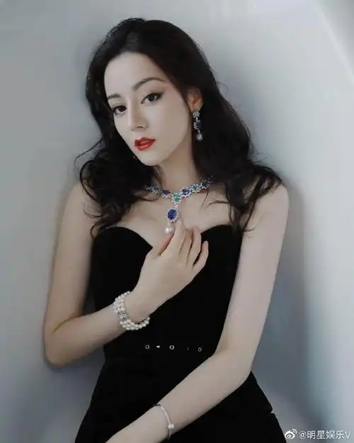 迪丽热巴又美出新高度,穿黑色抹胸天鹅绒晚礼服,优雅高贵