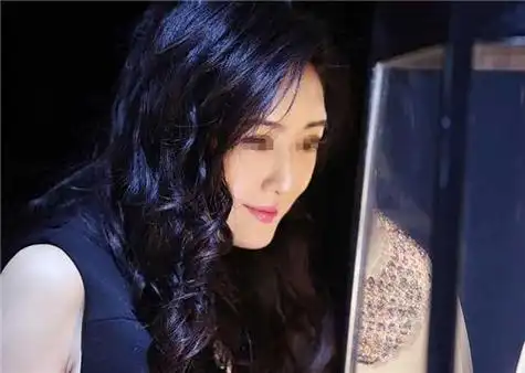 14年安徽一女博士出轨,丈夫带岳母车内捉奸,开门后咆哮:怎么是你