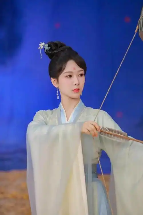 近日,杨紫工作室在社交媒体上晒出了一组杨紫新剧的古装随拍照片,让