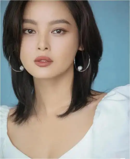 的特征莫过于她的嘴唇,据说是因为她的嘴唇,最初有网民建议她去整形