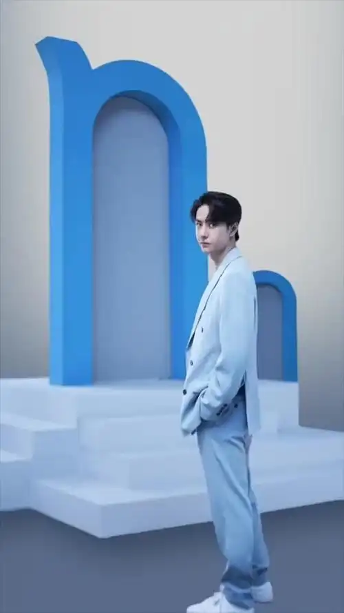 王一博最新视频大片 身穿蓝色西装清爽帅气的耶啵