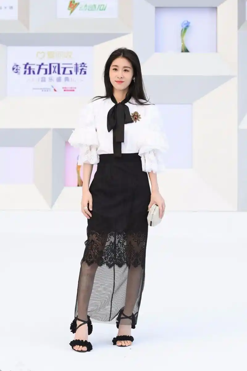 张碧晨白长这么高了,走红毯就没穿对过一次,特别是鞋子!