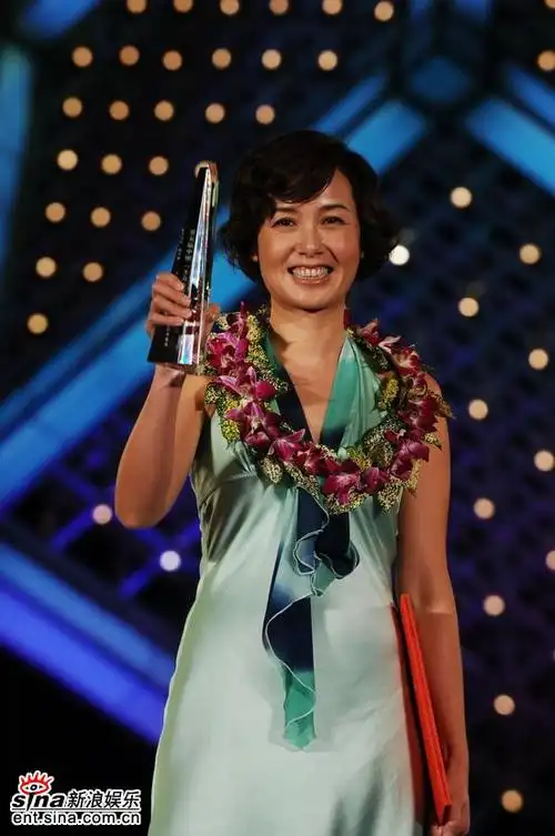 图文双十佳颁奖典礼蒋雯丽展示奖杯