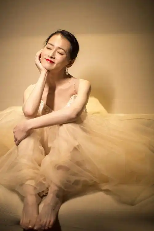 的塞娅公主,一袭裸色吊带薄纱裙,美得就像一幅画|新还珠格格|柴碧云